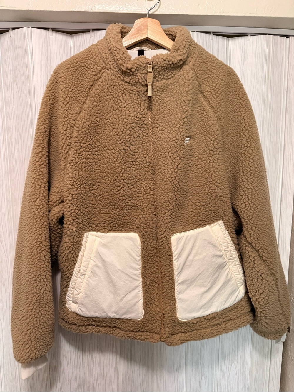 Fabletics Apres Men's Zip-Up Sherpa Jacket in Taupe with Contrast Pockets size L - Picture 3 of 10